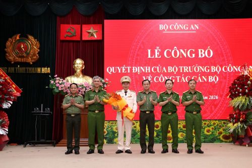 Lãnh đạo chủ chốt tỉnh Thanh Hoá và Ban giám đốc Công an tỉnh Thanh Hoá tặng hoa chúc mừng tân Giám đốc Công an tỉnh.