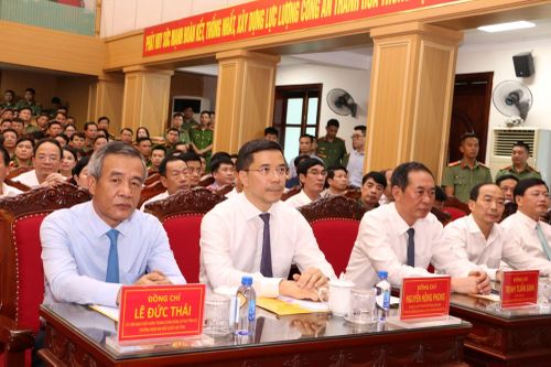 Đại biểu là lãnh đạo chủ chốt tỉnh Thanh Hoá tham dự buổi lễ.