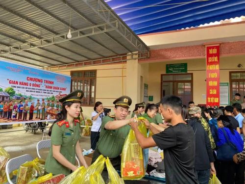 Các đơn vị nghiệp vụ Công an tỉnh Lạng Sơn phối hợp Công an xã Nhân Lý tổ chức các chương trình "Gian hàng 0 đồng" nhằm hỗ trợ bà con nhân dân có hoàn cảnh khó khăn.