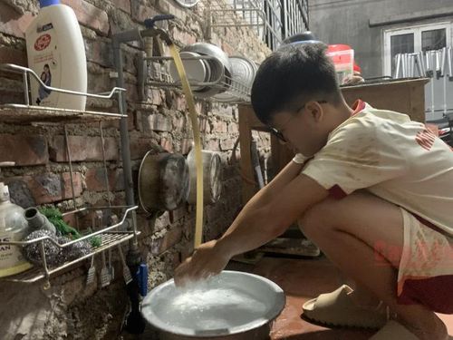 Người dân phường Nùng Trí Cao sử dụng nước sạch trong sinh hoạt hằng ngày.