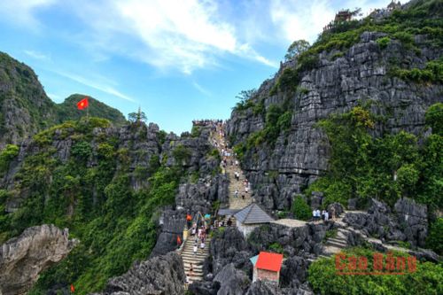 Du khách chinh phục Hang Múa.