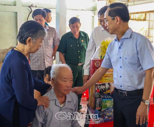 Ðồng chí Hồ Thanh Thuỷ, Phó Bí thư Tỉnh uỷ, Chủ tịch Uỷ ban Mặt trận Tổ quốc Việt Nam tỉnh Cà Mau (bìa phải), thăm và tặng quà ông Nguyễn Tất Lễ, ấp Ðá Bạc A, xã Ðá Bạc, là người hoạt động kháng chiến bị nhiễm chất độc hoá học.