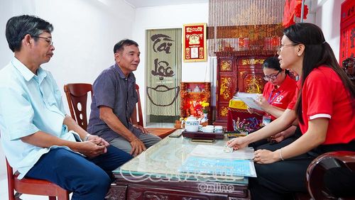 Cán bộ Tổ giải quyết thủ tục hành chính lưu động trao đổi, hướng dẫn ông Cao Xuân Thạch hoàn thiện hồ sơ tại nhà.