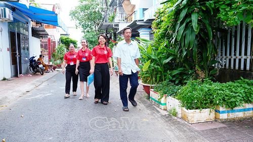 Những bước chân của cán bộ Tổ giải quyết thủ tục hành chính lưu động phường Tân Thành đến từng khu dân cư, mang dịch vụ hành chính đến gần hơn với người dân.