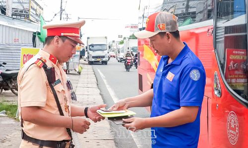 Với phương châm “Không có vùng cấm, không có ngoại lệ” các lực lượng làm nhiệm vụ kiên quyết xử lý nghiêm các hành vi vi phạm có nguy cơ tiềm ẩn TNGT cao.