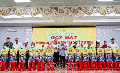  Đồng chí Ngô Vũ Thăng, Phó Chủ tịch UBND tỉnh (bên trái) và đồng chí Trương Công Đặng, nguyên Phó Bí thư Thường trực Tỉnh uỷ, nguyên Trưởng Đoàn đại biểu Quốc hội tỉnh Bạc Liêu khoá XI, trao quà cho các nạn nhân chất độc da cam có hoàn cảnh khó khăn.
