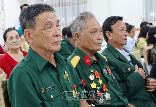 Các cựu chiến binh nhiễm chất độc da cam và người thân chịu ảnh hưởng bởi chất độc da cam xúc động tại buổi họp mặt.