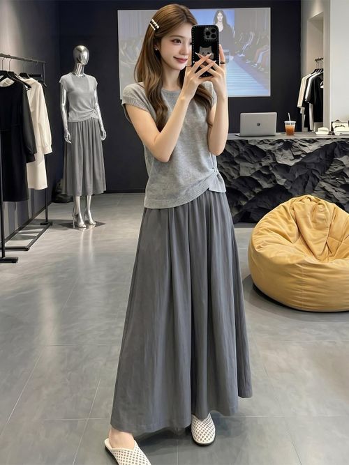 Chỉ cần thay đổi cách kết hợp, chân váy suông có thể phù hợp với nhiều phong cách khác nhau. (Ảnh: Pinterest)