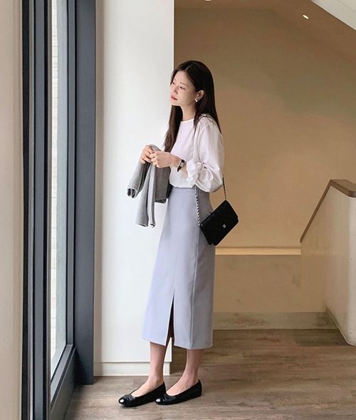 Chân váy suông kết hợp áo sơ mi voan mang đến vẻ ngoài thanh lịch, nhẹ nhàng. (Ảnh: Pinterest)