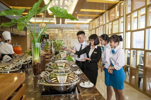 Phí phục vụ không tính đóng BHXH, doanh nghiệp cần hiểu đúng để thực hiện. Ảnh: Khách sạn Vinperl Imperia Hải Phòng.