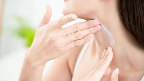 Nên massage vùng cổ nhẹ nhàng, tránh kéo căng da