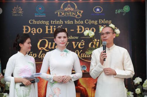  Trò chuyện cùng 2 cư sĩ trẻ Tuệ Hạnh (nữ áo dài ở giữa) và cư sĩ Phước Minh lòng hiếu thuận, biết ơn cha mẹ, tổ tiên... 