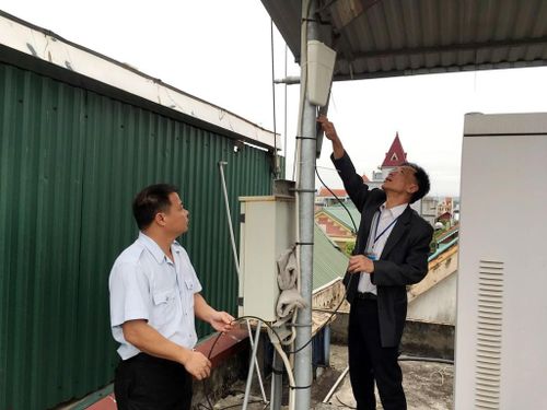 Đoàn kiểm tra nhiễu tần số vô tuyến điện tại Số nhà 10, phố 5/8, phường Ka Long, TP Móng Cái. Ảnh: Phường Móng Cái 1