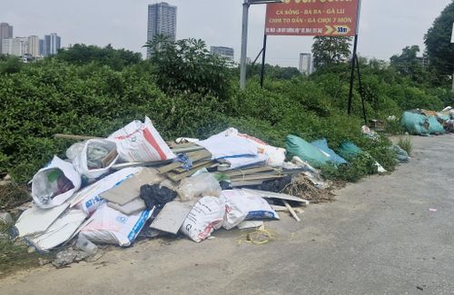 Do chưa có nhiều điểm xử lý chất thải xây dựng nên người dân đổ trộm ra các trục đường. Ảnh: Đức Duy