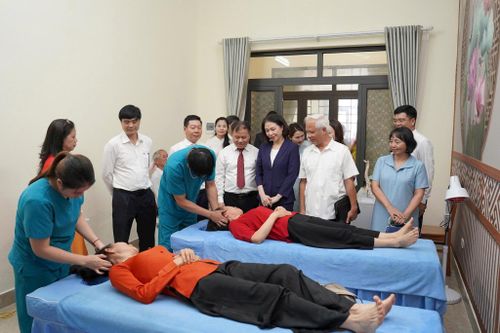 Người cao tuổi được chăm sóc sức khỏe ngay tại cộng đồng. Ảnh: Linh Phạm
