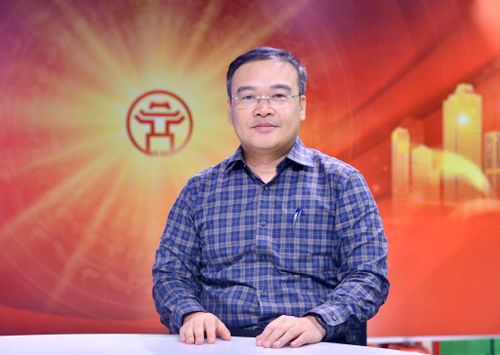 Ông Vũ Xuân Trường, Phó Bí thư Đảng ủy, Chủ tịch UBND phường Việt Hưng trao đổi tại Chương trình. Ảnh: Viết Thành