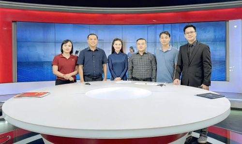 Các khách mời cùng ê-kíp thực hiện Chương trình Hà Nội chuyển động với chủ đề: “Hà Nội chủ động chăm sóc người cao tuổi”. Ảnh: Viết Thành