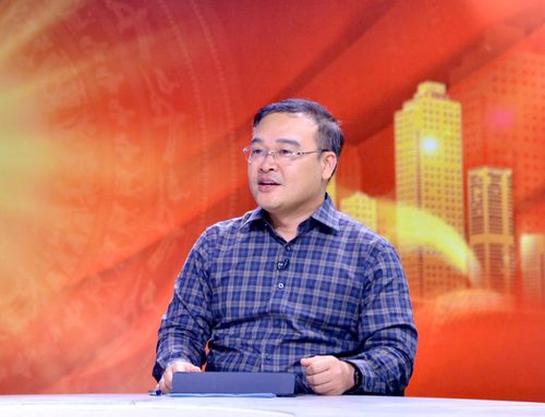 Ông Vũ Xuân Trường, Chủ tịch UBND phường Việt Hưng trao đổi tại Chương trình. Ảnh: Viết Thành