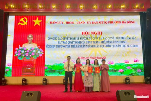 Thành ủy viên, Bí thư Đảng ủy, Chủ tịch HĐND phường Hà Đông Nguyễn Thanh Xuân trao các Quyết định về bổ nhiệm nhân sự tại các cơ sở giáo dục sau sáp nhập. Ảnh: Duy Anh.