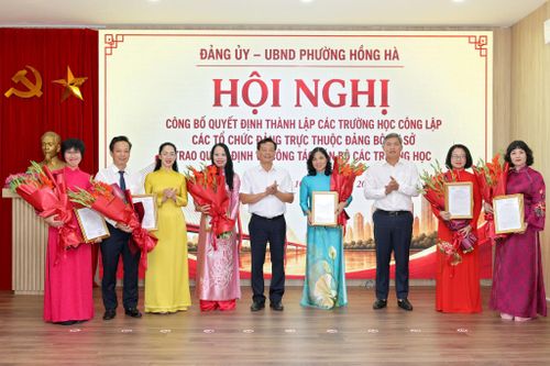 Lãnh đạo Đảng ủy, UBND phường Hồng Hà trao quyết định thành lập các trường công lập sau sắp xếp. Ảnh: PV