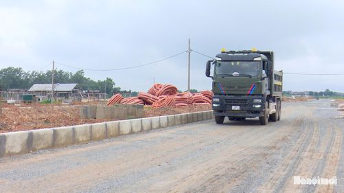 Tuyến đường Ngô Quyền - Phùng Hưng (phường Sơn Tây, Hà Nội) từng bước hoàn thiện, giúp việc đi lại thuận lợi hơn. Ảnh: Lại Tấn