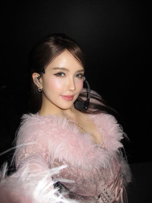 Thiều Bảo Trâm sinh năm 1994, gia nhập showbiz từ năm 2013. Cô là một trong những nghệ sĩ nổi bật của "Chị đẹp Đạp gió 2024", gây chú ý nhờ ngoại hình sáng và giọng hát tốt.