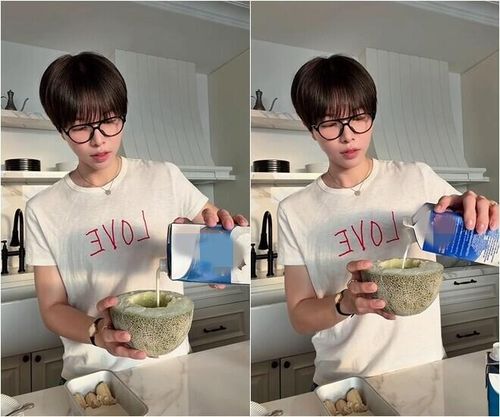Đầu tiên, anh cho một ít sữa tươi vào hộp chuối, sau đó sẽ mix thêm whipping cream. Với phần dưa lưới, ca sĩ cũng thực hiện tương tự.