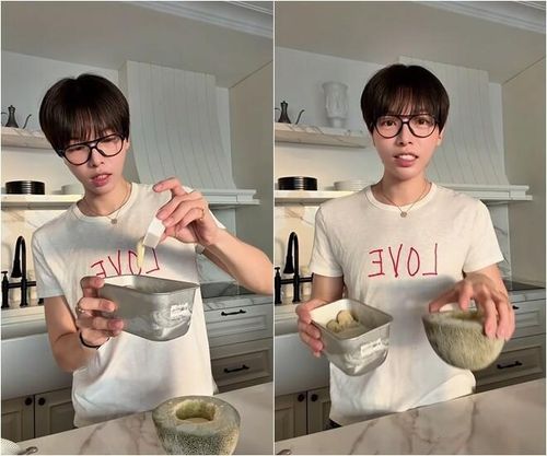 Tiếp đó, anh cho thêm một ít sữa đặc. Giọng ca "Ánh nắng của anh" rất hào hứng chờ đợi món kem siêu mát lạnh với vị hoa quả mình yêu thích.