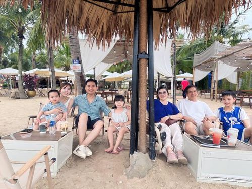 Mới đây, MC Hạnh Phúc đăng tải loạt ảnh cùng gia đình đi nghỉ dưỡng. Theo nam MC, đây là lần đầu cả Trứng và Voi (con trai và con gái của Hạnh Phúc) được đi chơi xa cùng ông bà nội và trong một dịp đặc biệt.