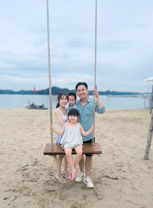 "Phúc sinh vào đúng năm mà đất nước bước sang thời kỳ đổi mới. Bố vốn là một chiến sĩ trên đoàn tàu không số, sau đó lại luân chuyển công tác lên đoàn lái xe dọc Trường Sơn. Hoà bình bố trở về, nhưng gia đình khó khăn, còn mẹ mang thai mãi không được. Tới khi sinh được Phúc đủ tháng, mạnh khoẻ, vui quá nên đặt tên con là Hạnh Phúc", MC Hạnh Phúc chia sẻ.