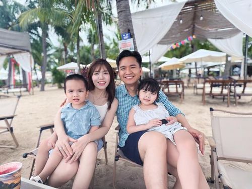 Trong những hình ảnh được đăng tải, gia đình nhỏ của MC Hạnh Phúc xuất hiện với phong cách giản dị. Vẻ bầu bĩnh, đáng yêu của 2 nhóc tỳ, đặc biệt là bé Voi được nhận xét 'soán ngôi đẹp trai nhất nhà' của bố.
