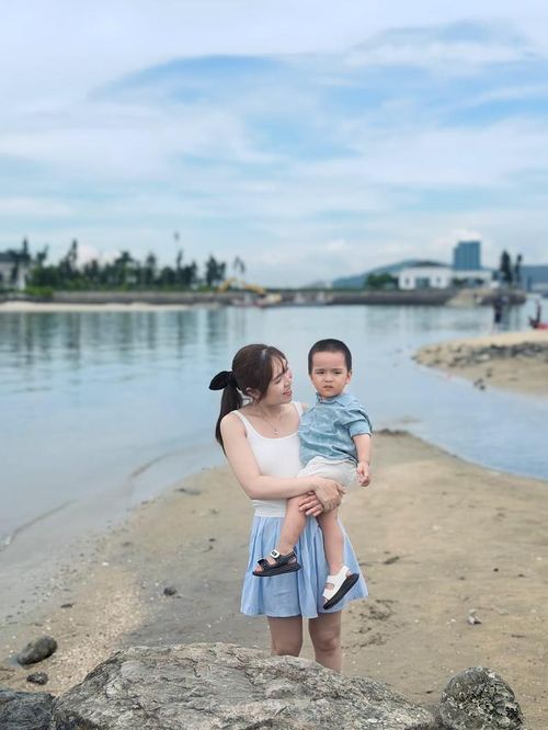 Nói về chuyến du lịch xa cùng vợ con, Hạnh Phúc tiết lộ từ lúc bé Voi sinh ra là bố mẹ giữ lắm, chẳng cho đi đâu, hay tiếp xúc nhiều (vì con từng bị suy hô hấp) nên con gái lớn là bé Trứng cũng bị thiệt thòi. Sau vài lần cho Voi đi cafe, đi ăn, đi chơi gần nhà thì đây cũng là lần đầu Voi đi chơi xa Hà Nội.