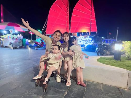 Bạn đời của MC Hạnh Phúc là Ths Văn học Thu Trang, Giáo viên dạy Văn - Sử Trường Trung học cơ sở Chu Văn An, Tây Hồ, Hà Nội. Cô từng là phát thanh viên kênh giao thông của Đài Tiếng nói Việt Nam.