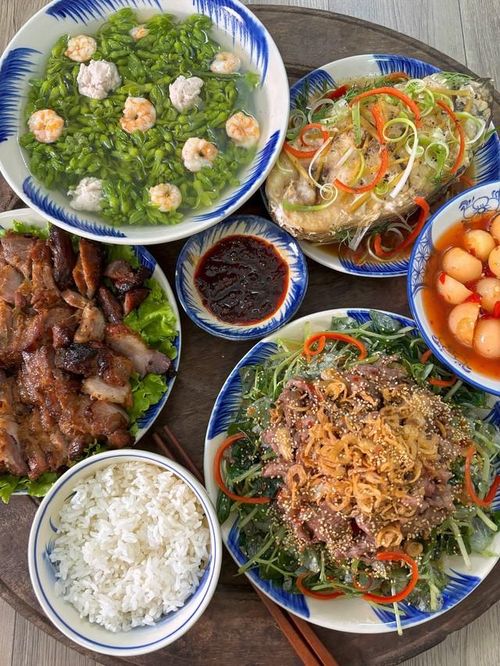 Từ những nguyên liệu không quá xa lạ như thịt bò, cá, rau xanh... chỉ cần thay đổi cách chế biến và kết hợp là có thể tạo nên một mâm cơm khác.