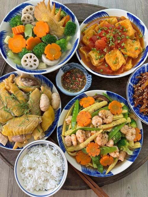 Gà ta luộc là món quen thuộc nhưng khi kết hợp với rau củ xào tôm, đậu phụ sốt cà chua và bát canh rau củ nấu từ đầu, cổ, cánh gà, mâm cơm trở nên đủ đầy mà không quá cầu kỳ. Thêm đĩa cá bò rim mặn ngọt để ăn kèm hoặc nhâm nhi càng thêm đưa cơm.