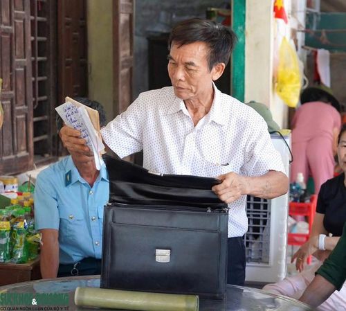 Kỷ vật của liệt sĩ Hoàng Hữu Thảo được người thân thay nhau bảo quản cẩn thận.