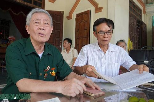 Ông Hoàng Lương Thiện (người ngồi bên trái) và ông Hoàng Minh Sơn kể lại câu chuyện qua những kỷ vật của liệt sĩ Hoàng Hữu Thảo.