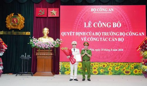 Thượng tướng Nguyễn Văn Long, Ủy viên Ban chấp hành Trung ương Đảng, Thứ trưởng Bộ Công an trao Quyết định cho Đại tá Hoàng Quốc Việt. Ảnh: CATH