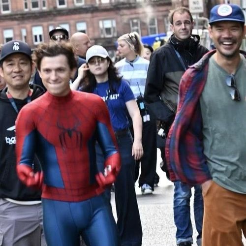 Đạo diễn Destin Daniel Cretton và Tom Holland trên phim trường Spider-Man 4.