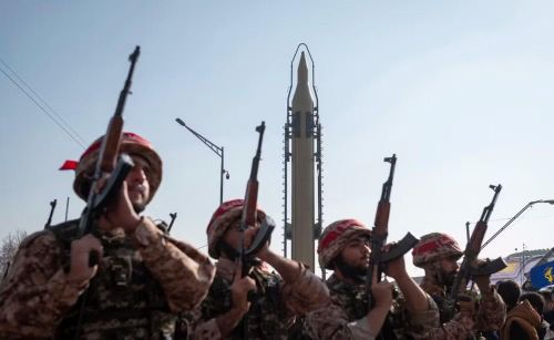 IRGC chỉ báo cáo trực tiếp với Lãnh tụ Tối cao, trong khi quân đội chính quy báo cáo với chính phủ.