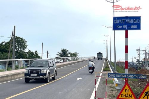 Gần đó là cầu vượt qua đường Võ Văn Bích (xã Bình Mỹ) cũng đã đưa vào khai thác ít ngày trước. Ảnh: Đ.Xá.