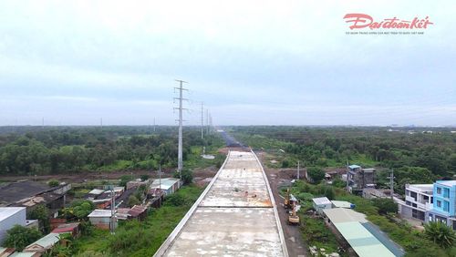 Đoạn cầu vượt qua đường Nguyễn Văn Bứa (xã Xuân Thới Sơn) cũng hoàn thành lắp dầm cầu và công nhân đang thi công hạng mục khác. Ảnh: Đ.Xá.