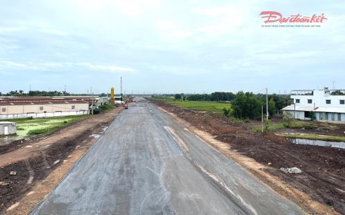 Đoạn đường Vành đai 3 cắt ngang đường tỉnh lộ 15 đang trong giai đoạn đổ đá dăm. Ảnh: Đ.Xá.