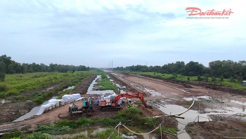 Khu vực qua Bình Chánh cũng tập trung máy móc nhưng tiến độ khá chậm so với các đoạn khác. Đây cũng là khu vực kết nối vào địa bàn tỉnh Tây Ninh. Ảnh: Đ.Xá.