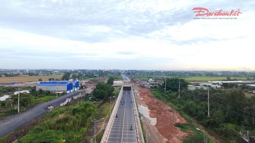 Hầm chui nằm trên tỉnh lộ 15 đã đưa vào sử dụng ít ngày trước. Ảnh: Đ.Xá.