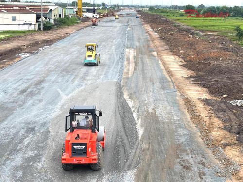 Khu vực này đang có rất nhiều máy móc thi công lu nền đường. Ảnh: Đ.Xá.