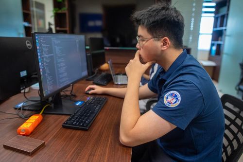 Sinh viên trường Công nghệ, Đại học Kinh tế Quốc dân. Ảnh: Việt Linh.
