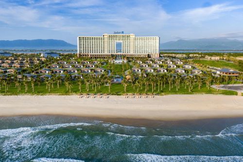  Radisson Blu Resort Cam Ranh là một trong những điểm dừng chân nổi bật của chiến dịch "RHG Road Trip", kết nối trải nghiệm nghỉ dưỡng bên biển với hành trình khám phá cảnh quan, văn hóa và ẩm thực đặc sắc của Việt Nam. 