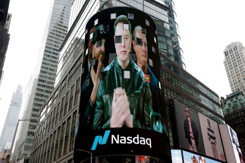  Elon Musk trên bảng giao dịch Nasdaq MarketSite tại Quảng trường Thời đại, New York, vào ngày SpaceX niêm yết cổ phiếu lần đầu. Ảnh: Reuters. 