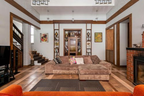 Trong thời đại mà mọi ý tưởng thiết kế nhà đều có thể tìm thấy trên Pinterest và Instagram, việc tìm cảm hứng cho không gian sống chỉ cần vài thao tác trên màn hình. Nhưng càng lướt, người dùng càng dễ bắt gặp những hình ảnh tương tự nhau, thiếu dấu ấn riêng. Với Vogue, một cách thú vị hơn để tìm ý tưởng là tìm đến những cuốn sách nội thất, nơi mỗi không gian đều gắn với những câu chuyện và tư duy thiết kế riêng. Ảnh: Max Vakhtbovych/Pexels.